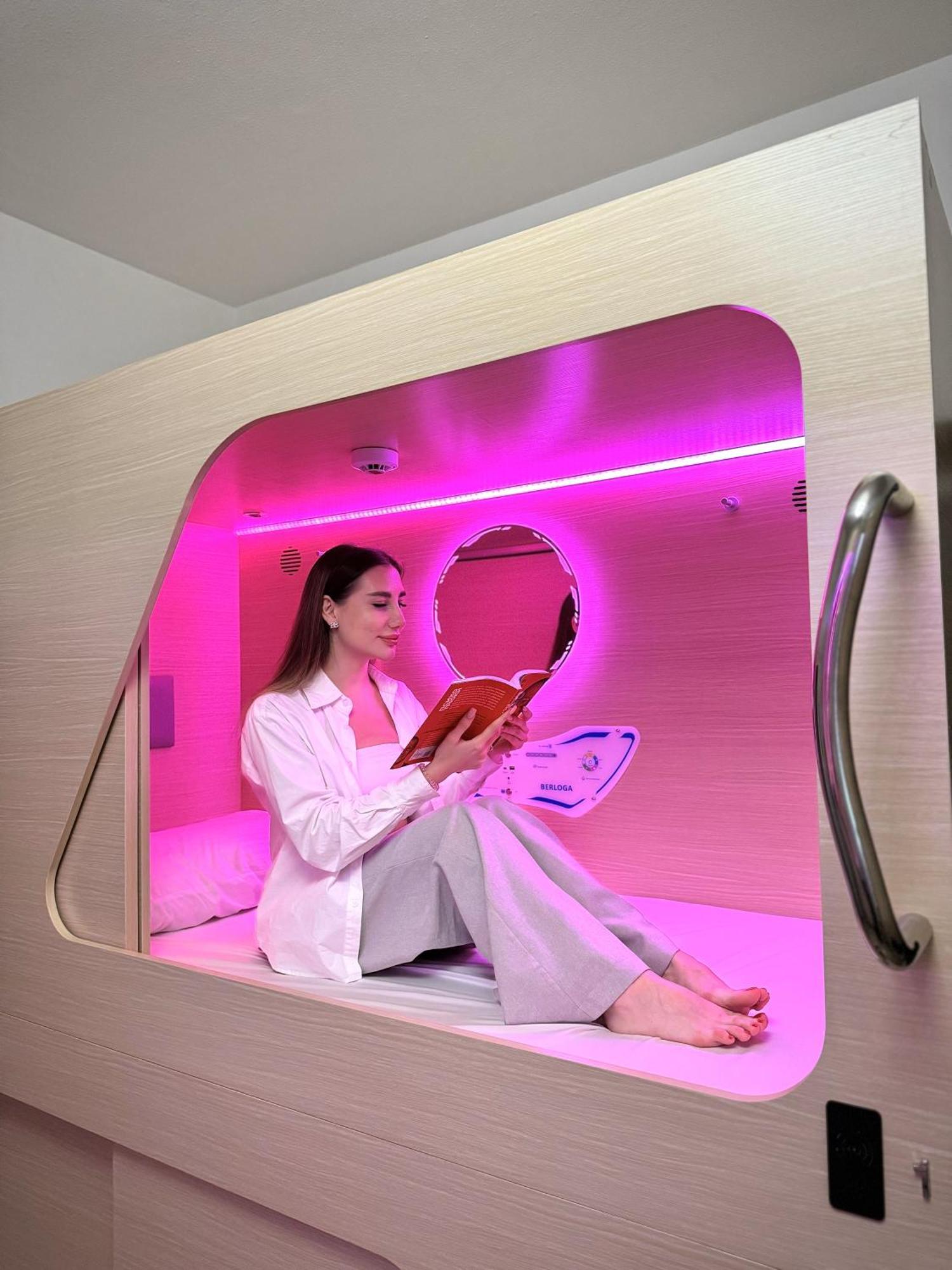 Berloga Capsule Jbr Hostel Dubai Exterior photo